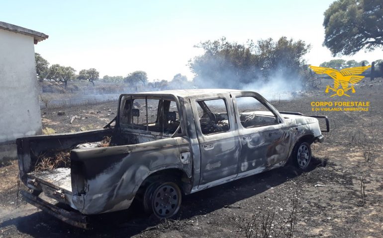Berchidda: fiamme percorrono 5 ettari e distruggono anche un fienile e un pickup