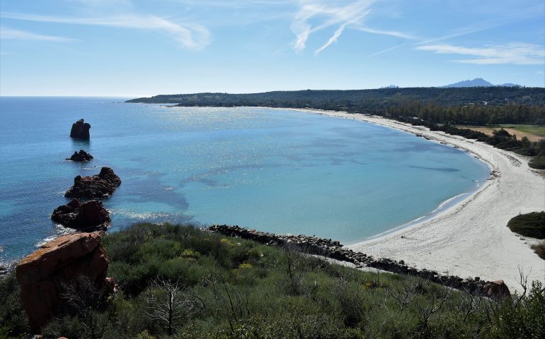 “Ragazzini pescano pesci in riva con le fiocine”: la segnalazione di una lettrice dalla spiaggia di Cea