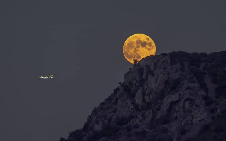 Le foto dei lettori. Tra volti di pietra, tra strade di fango, cercando la luna, cercando