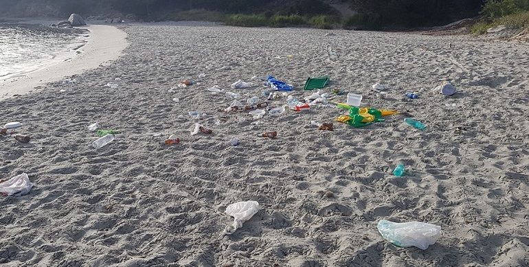Tortolì, la spiaggia Il Golfetto presa di mira dagli incivili: nella sabbia una distesa di plastica e vetro