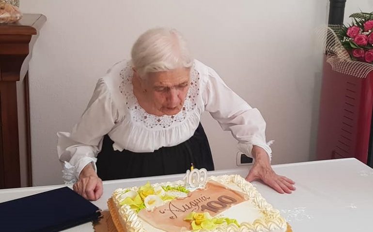 Arzana festeggia i cento anni di Tzia Assunta. Anche il sindaco Melis presente