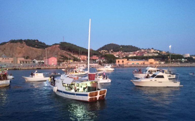 La fotonotizia. Arbatax, processione in mare per Stella Maris e lancio della corona