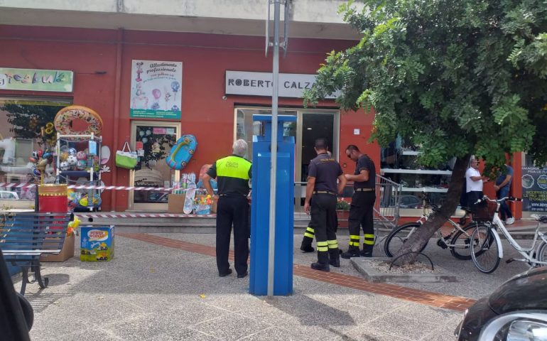 Via Monsignor Virgilio, cade un pezzo di cornicione. Intervengono i vigili di Tortolì