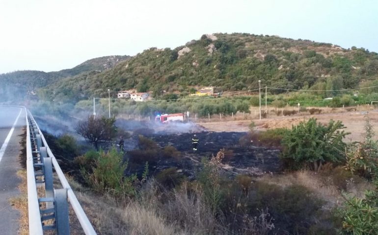 Tortolì, incendio nel cuore della notte: al lavoro i Vigili del Fuoco