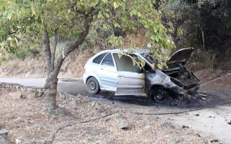 Villagrande, Fontana di Coe Monte: auto prende fuoco