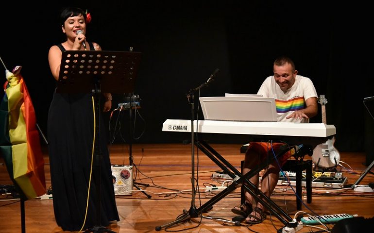 Boom di presenze alla serata di beneficenza “Artisti per il PRIDE”: tutti uniti per l’amore universale