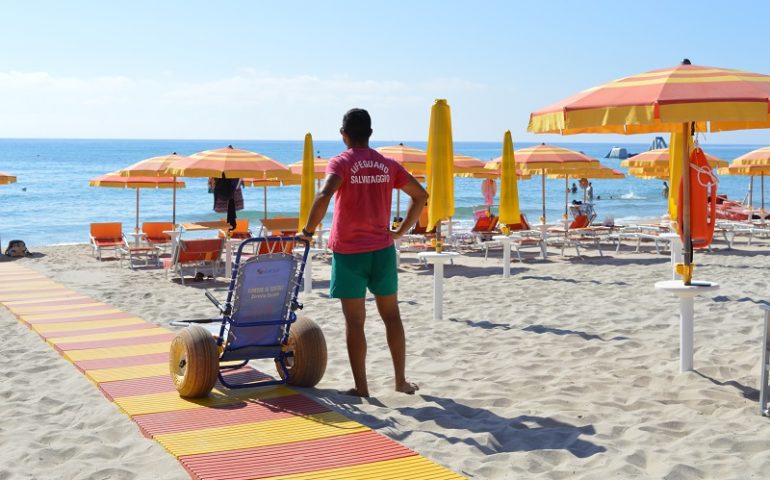 Le vacanze in spiaggia sono accessibili a tutti: distribuite a Tortolì le sedie job destinate ai disabili