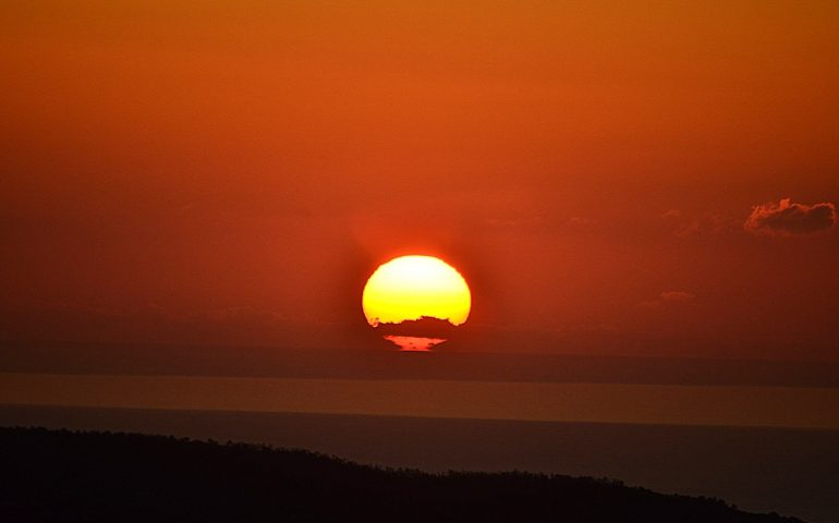 Le foto dei lettori. Sorge il sole sull’Ogliastra: il bellissimo scatto di Renato D’Ascanio Ticca