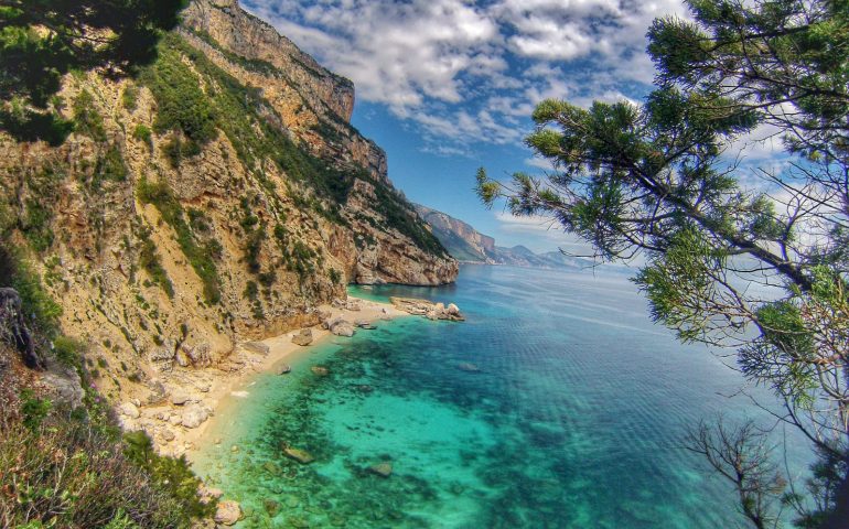 (FOTO) Un Paradiso chiamato Ogliastra, un tuffo dove l’acqua è più blu: la gallery con paesaggi da favola