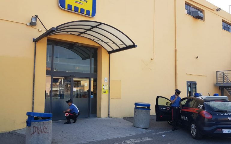 Colpi di pistola contro le vetrate del supermercato, si indaga per trovare i responsabili