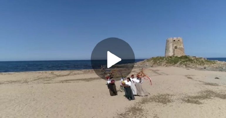 (VIDEO) Bari Sardo, tutto pronto per “Il rito de su Nenniri”: la magia di una festa di antichissima origine