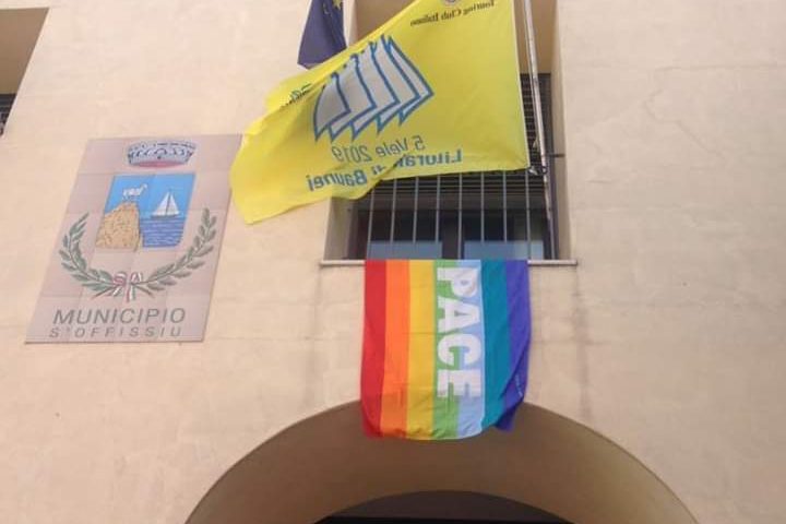 Anche il Comune di Baunei espone la bandiera arcobaleno per i diritti di tutti