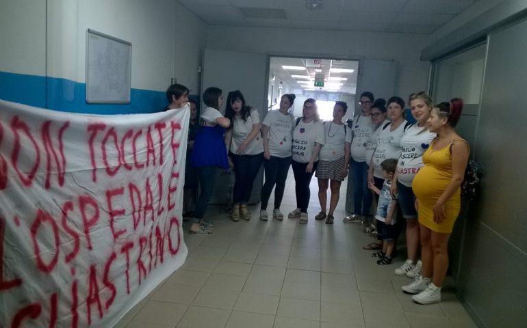 Ospedale di Lanusei, a rischio Ostetricia ma gli ogliastrini non mollano: il flash mob delle future mamme
