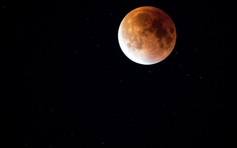 Spettacolo questa sera nei cieli con l’eclissi lunare. L’Ogliastra con il naso all’insù