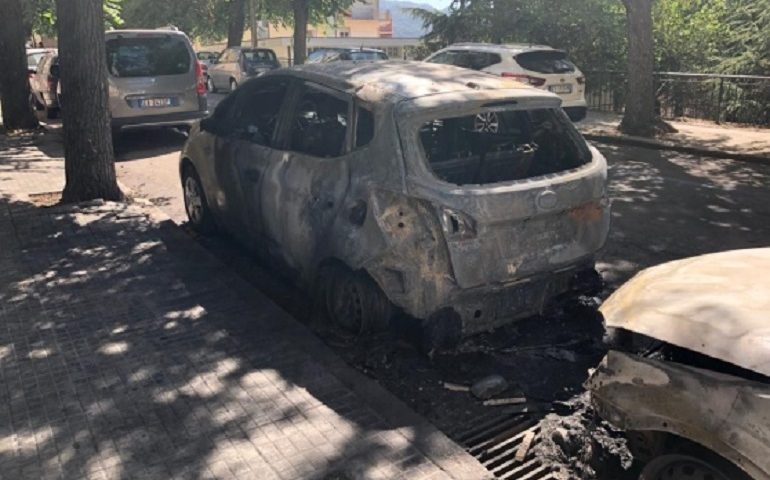 Auto in fiamme nella notte. Ricercato un uomo: è stato notato mentre si allontanava in fretta dall’incendio