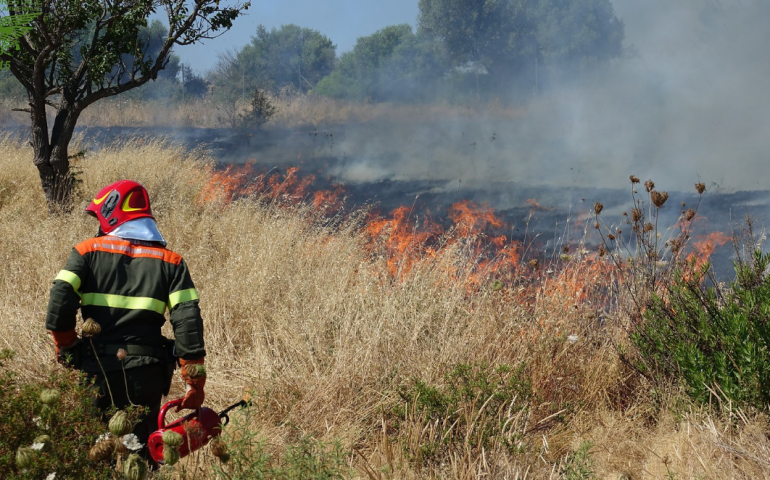 Fuoco nell’Isola: un’altra giornata all’insegna delle fiamme