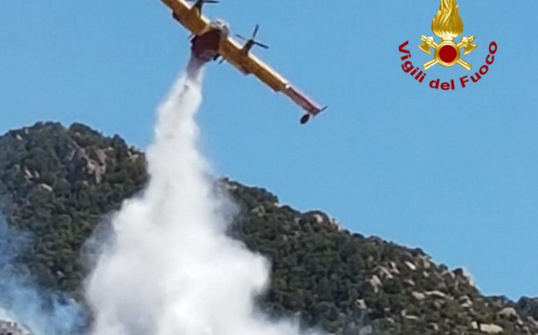 Incendio a Is prunixeddas, Vallermosa. Paura per i ragazzi di un campo scout