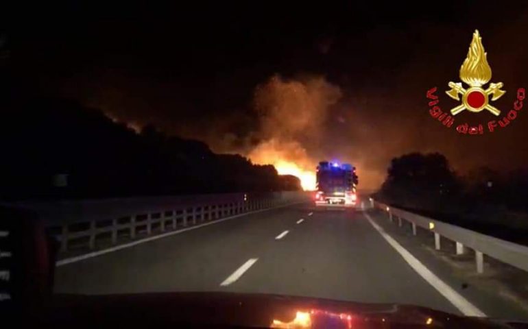 Inferno di fuoco a Siniscola: i Canadair e gli elicotteri si fermano a causa del forte vento. Evacuate 15 famiglie