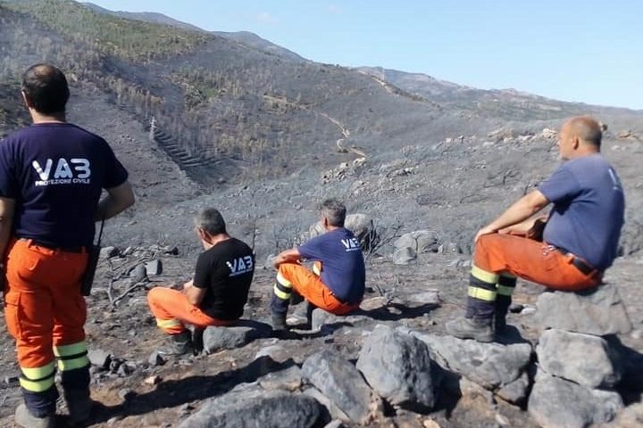 La foto. Incendi, i volontari: “Dopo 30 ore di intervento torniamo a casa mortificati”