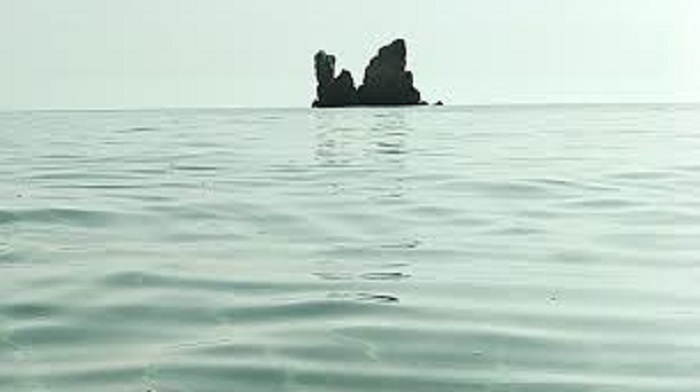 Le foto dei lettori. Acqua azzurra, acqua chiara: la bellezza dei Faraglioni di Cea