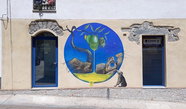 (FOTO) Per le strade di Ilbono le quattro stagioni dell’olio. Artisti all’opera: 4 i murales che abbelliranno il paese