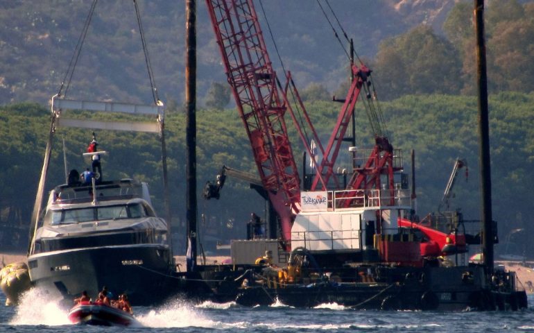 Arbatax, Oceans Five torna a vedere la luce. Lo yacht trasportato nel porto ogliastrino