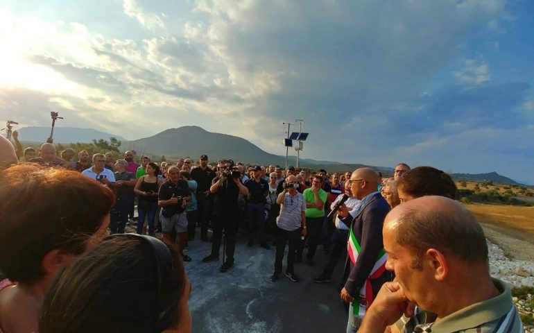 (FOTO) Oliena, il ponte Oloé chiuso dal 2013. Ieri marcia di protesta della comunità