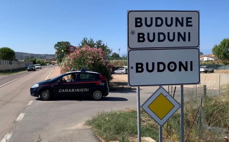 Budoni, aggredisce i carabinieri e prende a testate la porta della caserma. Arrestato