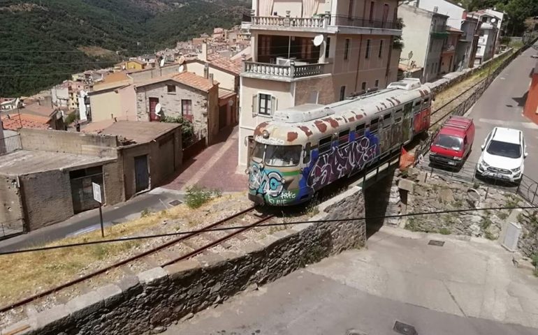 Il Trenino Verde è arrivato a Seui. Polemiche sulle condizioni della littorina