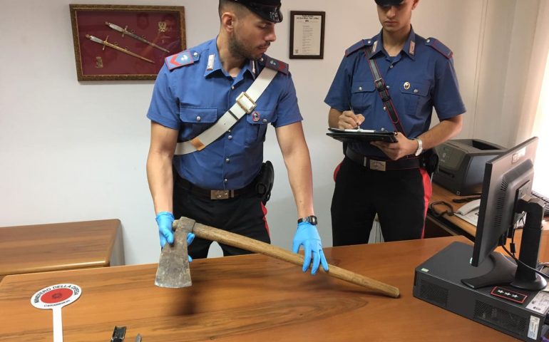 Osini, follia di Ferragosto in paese. Semina il panico girando con un’ascia e aggredisce i carabinieri