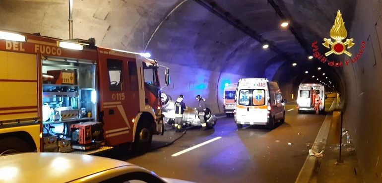 Budoni, incidente nella galleria S’iscala. Fiat 500 si ribalta, coinvolte tre vetture