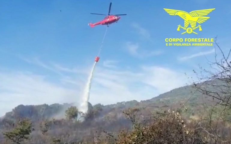 La Sardegna devastata dagli incendi, fiamme anche ad Arzana