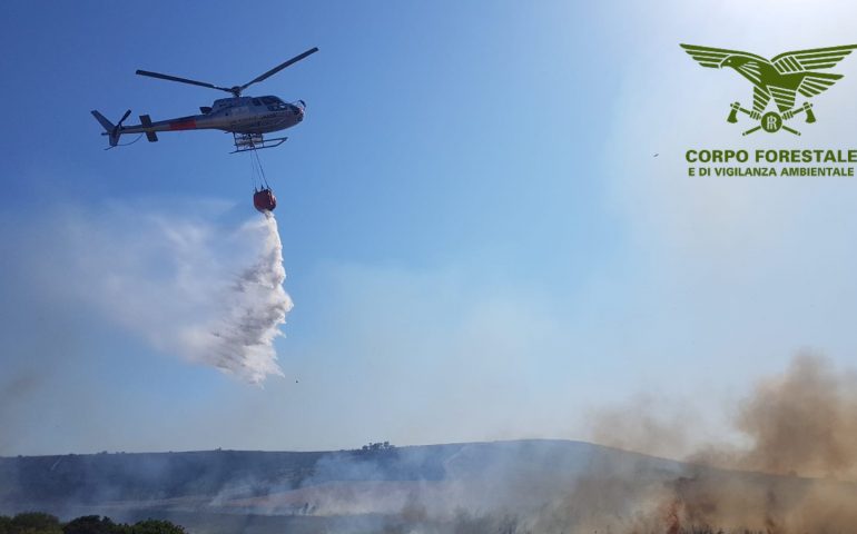 Incendio nelle campagne di Loceri, interviene anche l’elicottero di San Cosimo