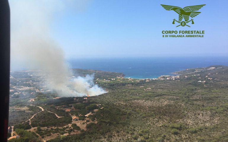 La Sardegna che brucia: tre elicotteri regionali per spegnere un grosso incendio a Carloforte