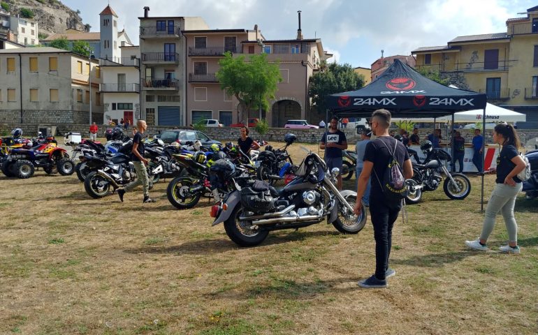 (FOTO) Ulassai, in corso il 1 Motoraduno & Show Stuntman: in tantissimi all’evento