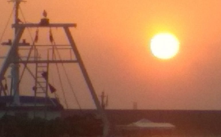 Le foto dei lettori. Sorge il sole sul porto di Arbatax ( ed è meraviglioso)