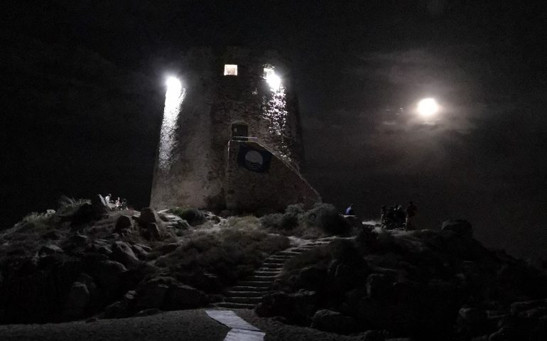 Le foto dei lettori. La torre di Bari Sardo by night nello scatto di Federico Zicoschi