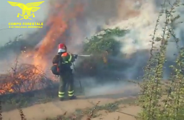 Fiamme a Siniscola, tre elicotteri al lavoro per spegnere l’incendio