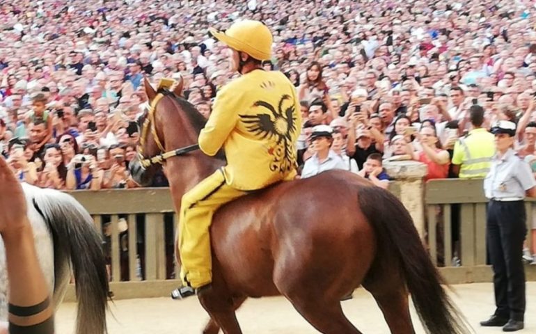 L’Ogliastra al Palio di Siena: il debutto per la contrada dell’Aquila di Stefano Piras, fantino di Elini