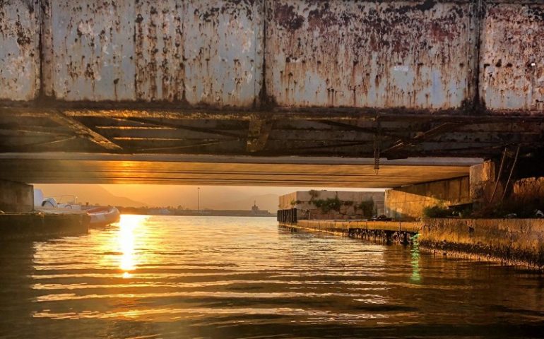 Le foto dei lettori: Arbatax, tramonto d’estate a Cala Genovesi nello spettacolare scatto di Danilo Mirai