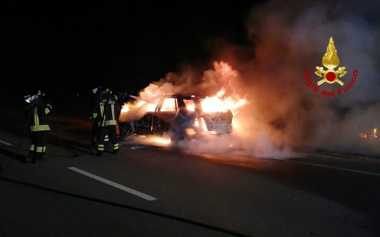 Paura nella notte, auto in transito prende fuoco. In fase di accertamento le cause del rogo