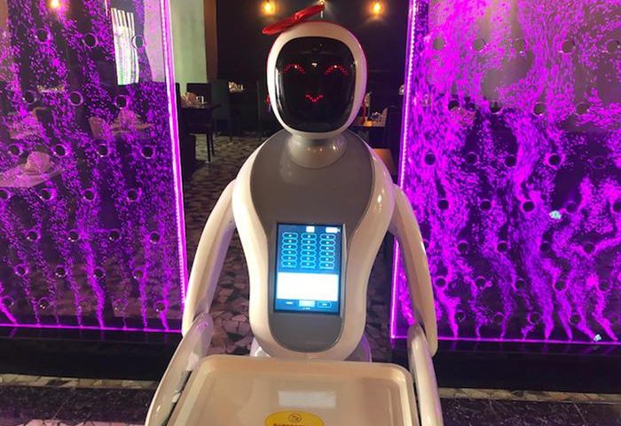 A Cagliari la prima cameriera robot: porta le ordinazioni di un Sushi Bar