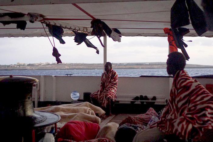 Open Arms: 13 persone sbarcate per problemi di salute, ma cresce la tensione per chi resta a bordo