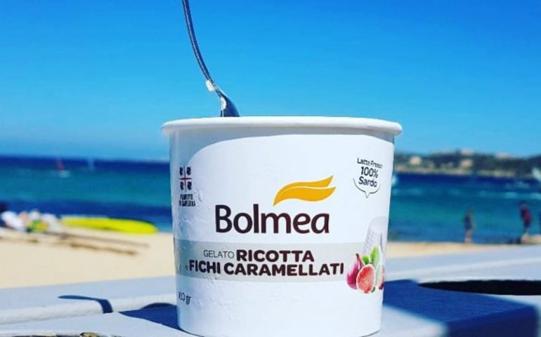 Gelato gratis se ricicli in spiaggia: la bella iniziativa di un’azienda sarda