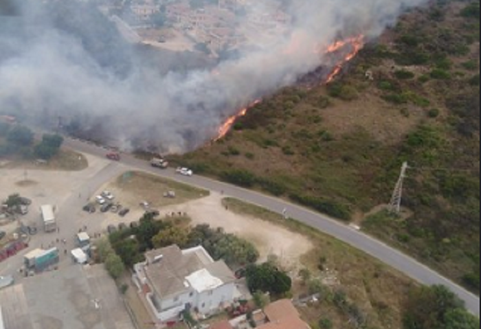 Niente tregua per il fuoco: anche ieri sull’Isola numerosi incendi. A Bitti in fumo 500 ettari