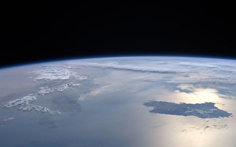 “Catturata nel riflesso del sole”, la Sardegna vista dallo spazio. La bellissima foto dell’astronauta Luca Parmitano