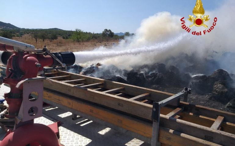 Siliqua, incendio in un fienile: a fuoco oltre 500 rotoballe di fieno