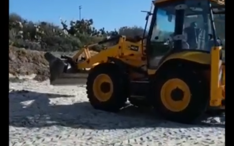 Ruspa in spiaggia a Su Guventeddu, la denuncia: “Bagnanti fra le manovre della ruspa”