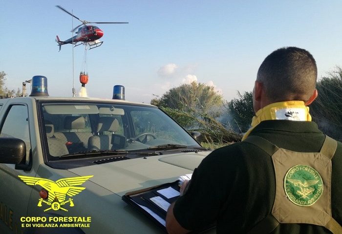 Ancora fiamme sull’Isola: un elicottero al lavoro per spegnere incendio a Sindia