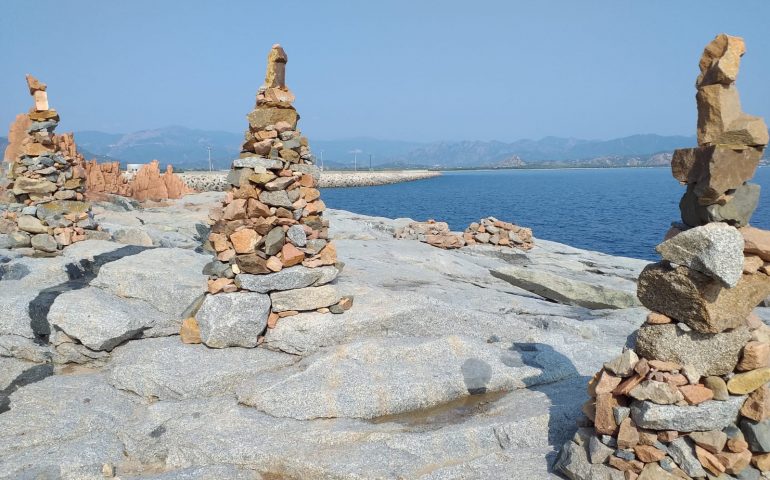 Arbatax: alle Rocce Rosse sbucano venti coni di pietra alti un metro